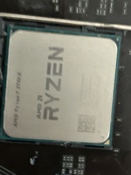 Kit Ryzen 7 2700x si placa de baza cu memorii la cerere