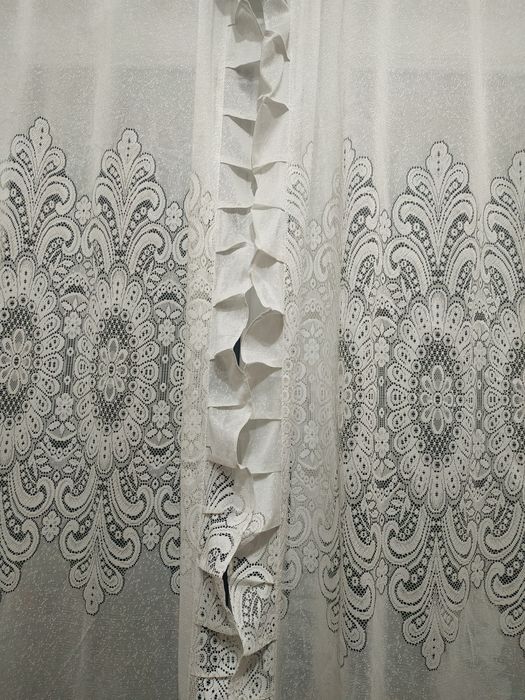 Тюль белого цвета. Две половинки по 1,15 м.