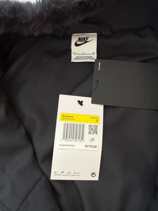 Дамско яке Nike Oversized Swoosh Logo Jacket DO3791 010 Size S