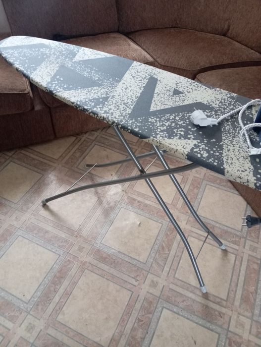 Гладильная доска и утюг