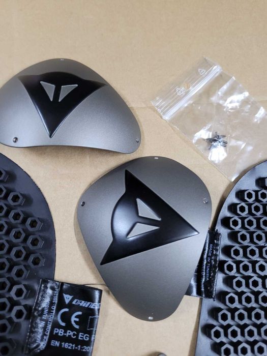 Протектори и слайдери на Dainese