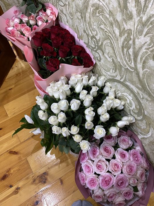 Белые ,красные,розовые цветы