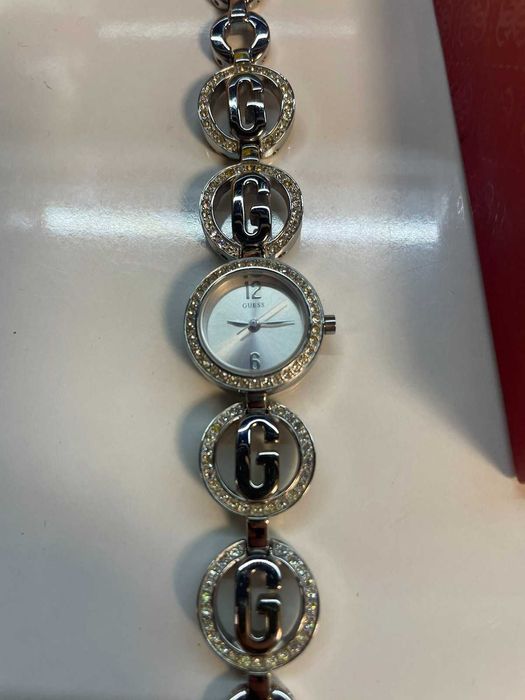 Много запазен дамски часовник GUESS с кутия