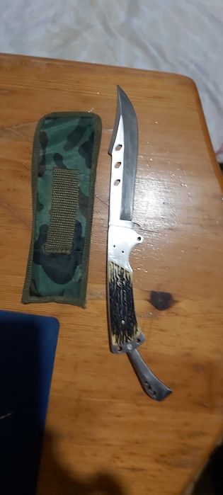 Продавам нож сгъваем с калъф