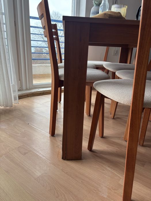 Шест трапезни стола и подарък маса