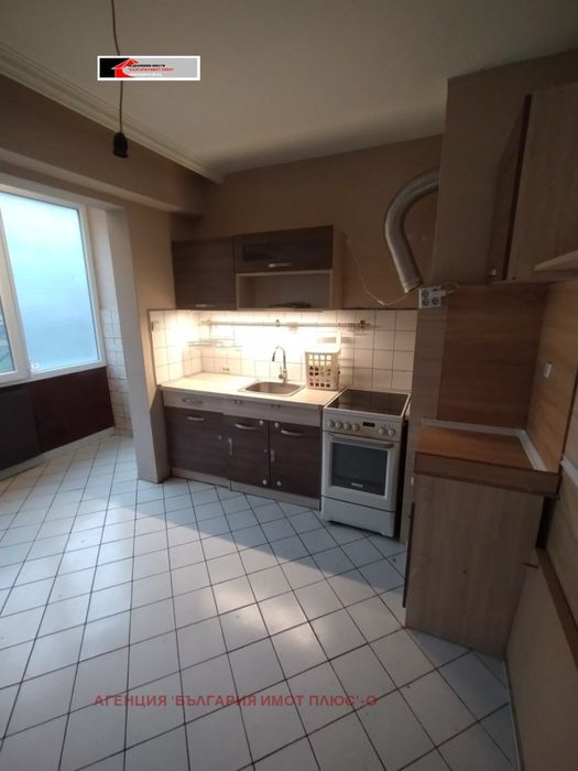Дава се под наем Тристаен апартамент в София, Света Троица - 110 кв.м за 561 € - Снимка #1