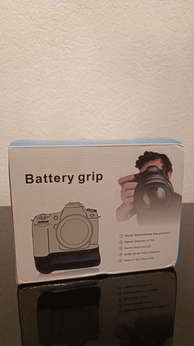 Продам батарейный грип BG-E14H