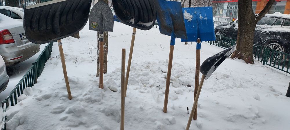 Lopeti zăpadă noi. Plastic Sau Metal.                         Sare nei