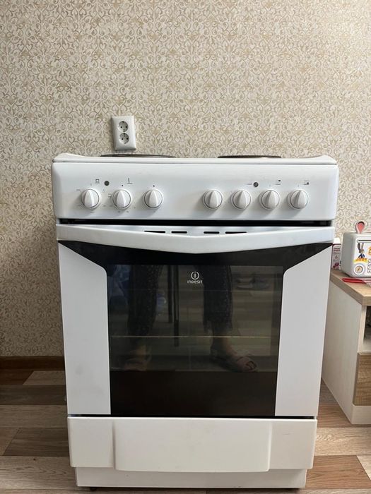 Продам электрическую плиту Indesit