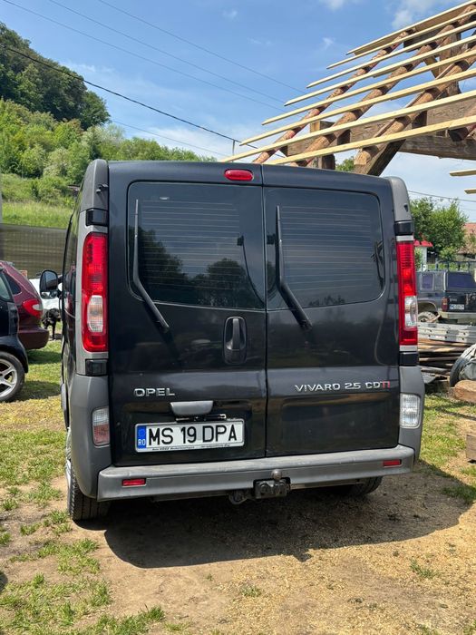 de vinzare opel vivaro 2.5