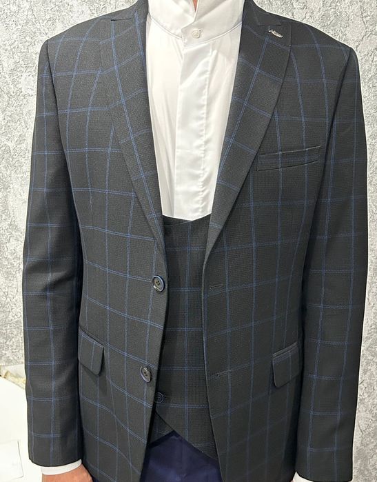 Продам два костюма