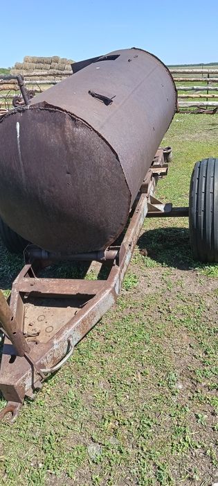 Продам бочку 3 куба на колесах