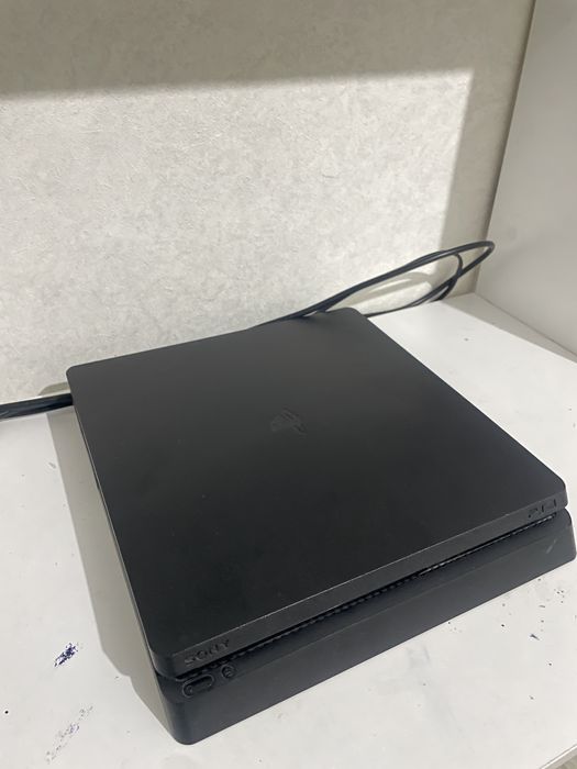 PS4 Slim 1ТБ,есть 4 игры