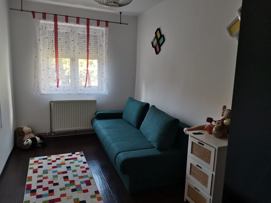 Închiriez apartament 4 camere