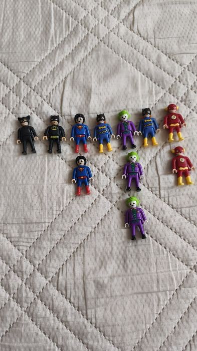 Фигурки от киндер яйца серията Pleymobil.