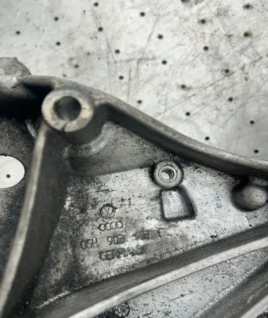 Suport filtru ulei 06H903143E 06H903143E Audi A4 2008