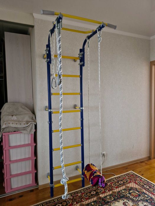 Шведская стенка крепится к стене