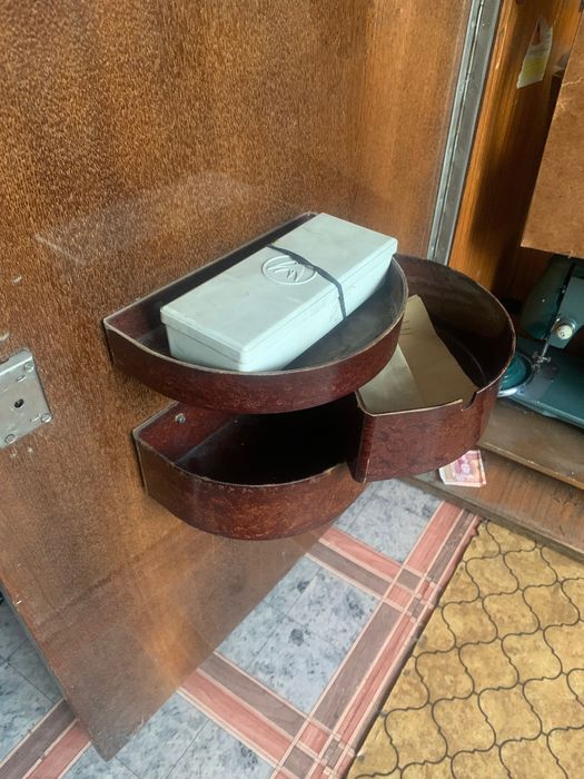 Чайка 2 швейная машинка советская с тумбой