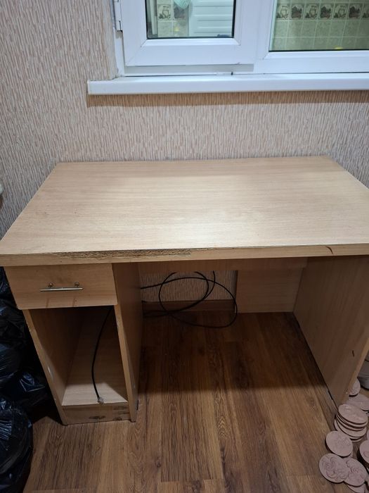 Продаётся  компьютерный  стол