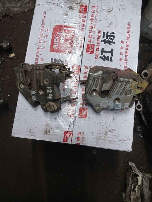 Замок двери Мерседес 124 правый