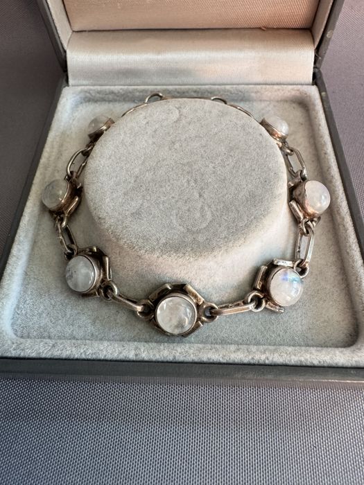 Bratara din argint si piatra lunii