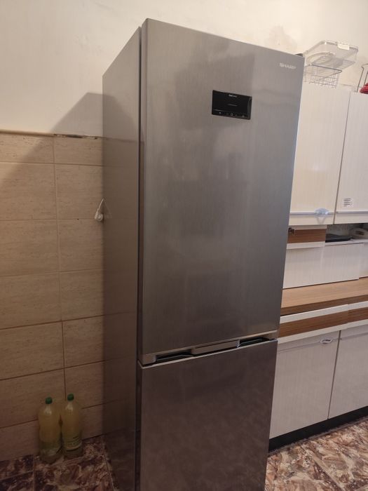 Vând combină frigorifică Sharp defectă.