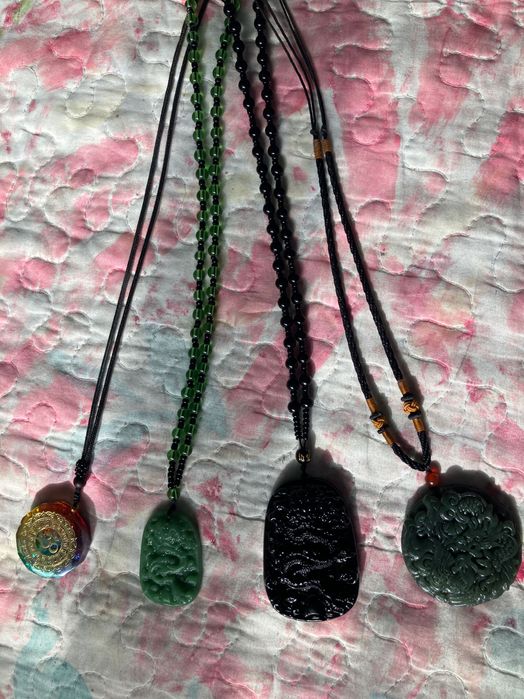 Колиета - амулети за защита и късмет от черен обсидиан, зелен нефрит