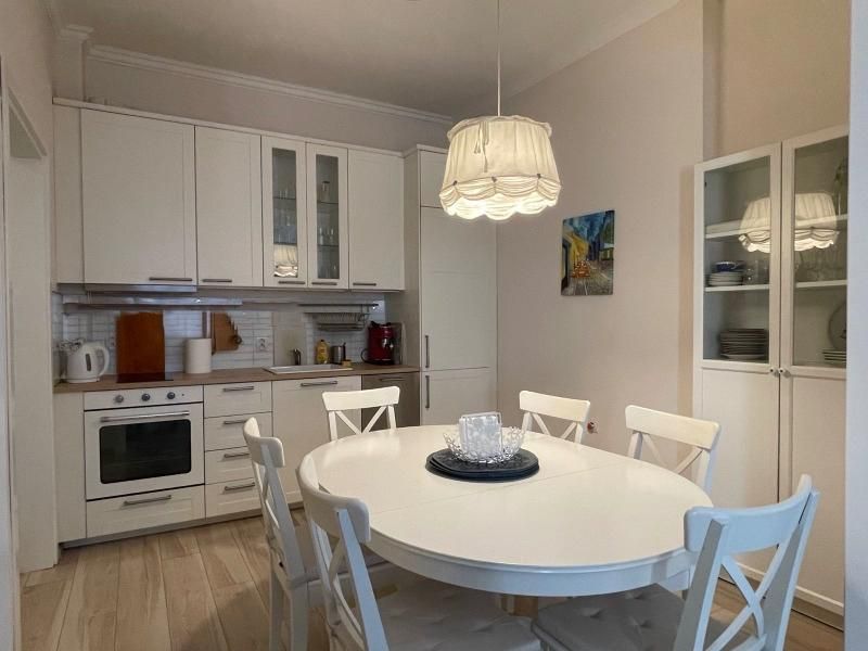 Дава се под наем Тристаен апартамент в София, Център - 90 кв.м за 1000 € - Снимка #2