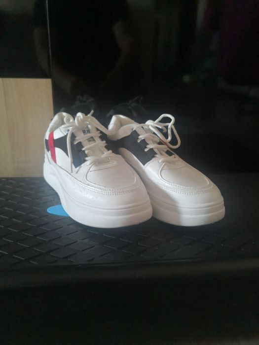 Vând pantofi noi sport mărimea 38