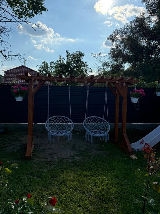 Pergolă cu două leagăne