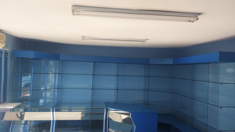 Toneti , vitrine, birou