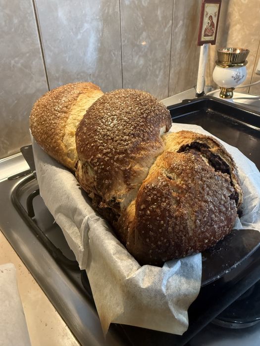 Cozonac de casa cu cacao, nuca, stafide, rahat