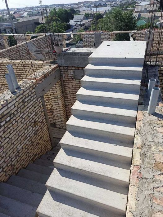 Продаются квартиры и магазины в центре Кагана вдоль дороги.