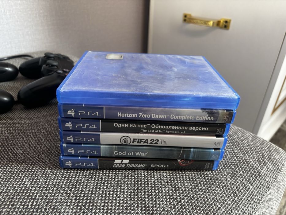 Продам ps4 1ТБ 2 джойстика + 8 игр