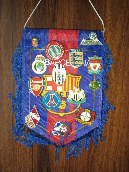 Вымпела ФК MЮ и Барселона со значками супер клубов Европы