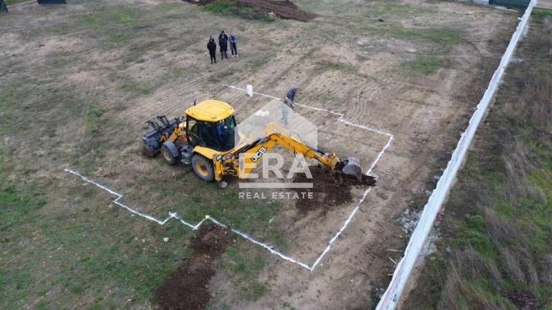 Двуетажна новострояща се къща за продажба, с двор и две паркоместа, в