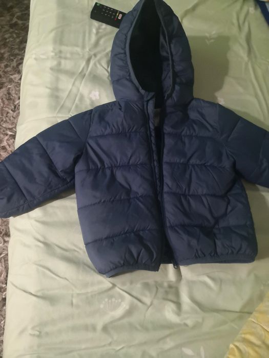 Vând geaca baieti 2 ani si cizmulite de ploaie marime 22-23