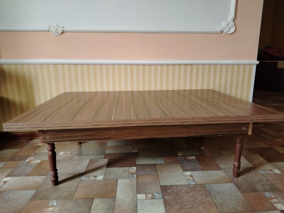 Продаю стол, низкий