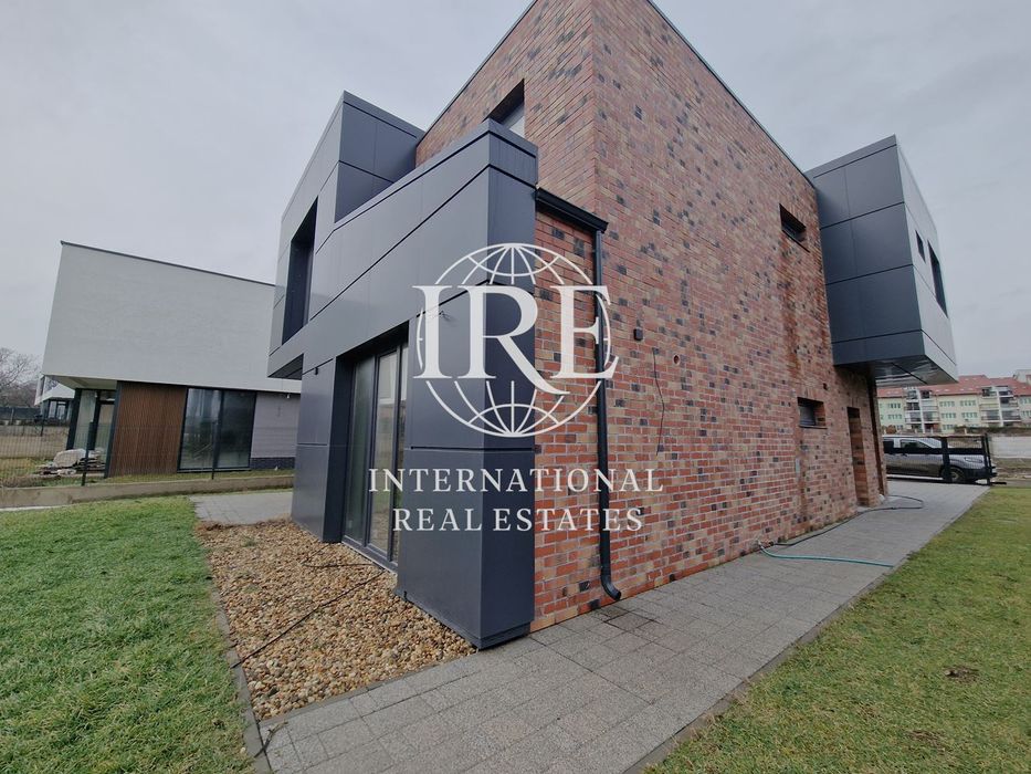 Иновативна двуетажна къща! Луксозен имот! На минути от морето и плажа!