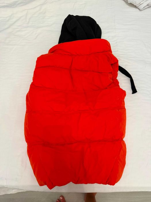 Vesta geaca dama COLIN'S rosie XS, noua cu eticheta, matlasata, pufoasa, cu gluga neagra, fermoar metalic, buzunare, fara maneci iarna casual moderna.