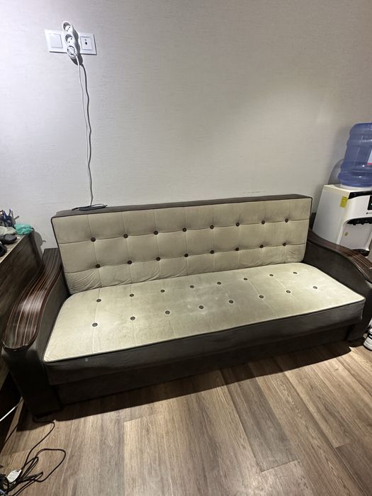 Divan sotiladi, holati yaxshi