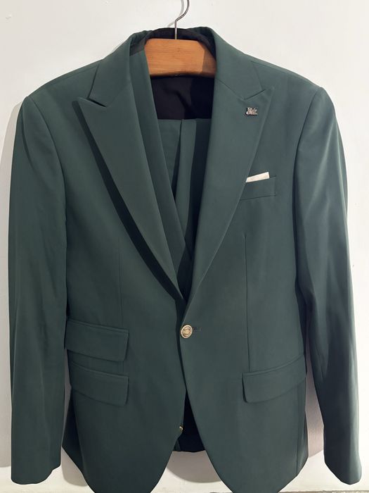 Costume bărbați slim fit (S-M) – 4 bucăți disponibile