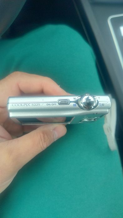 Aparat Foto Compact Nikon Coolpix S220 – Argintiu, Design Slim & Elegant