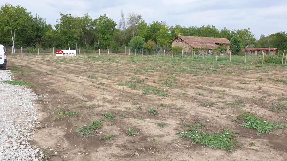 Дворно място с оранжерии в с. Михалци