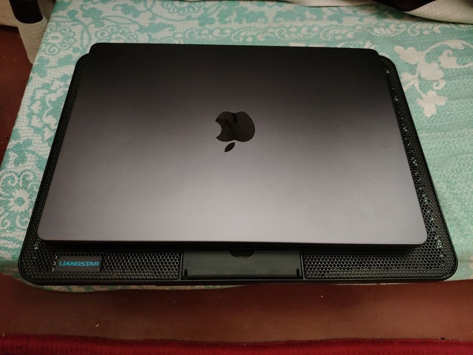 Macbook M3 pro 18 гигабайт