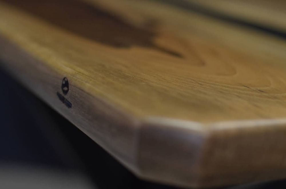 Дизайнерска орехова маса и епоксидна смола