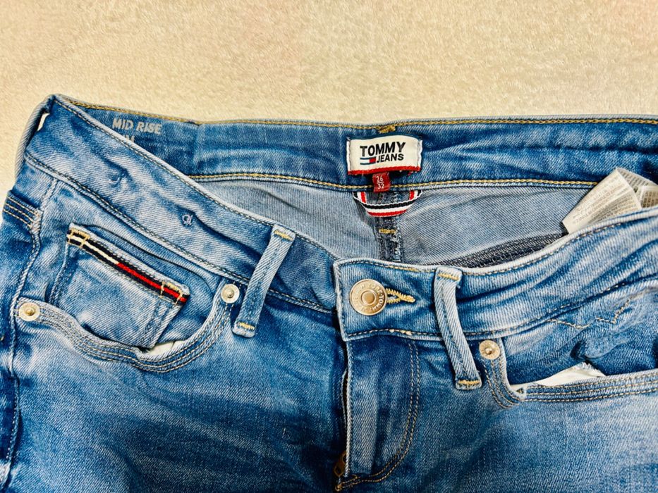 Vând blugi tommy hilfiger