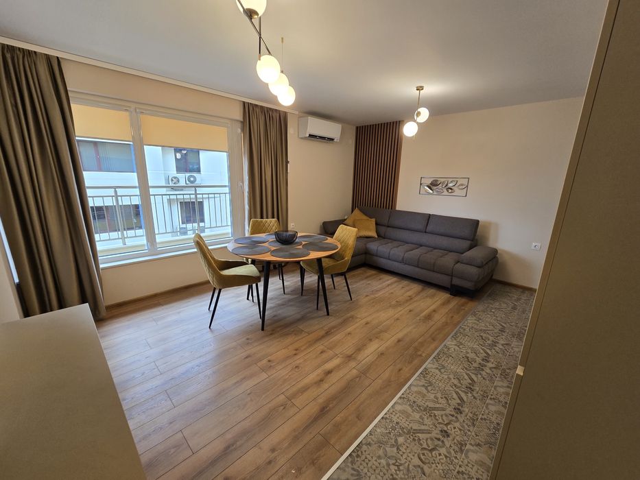 Под наем нов двустаен, Гранд мол