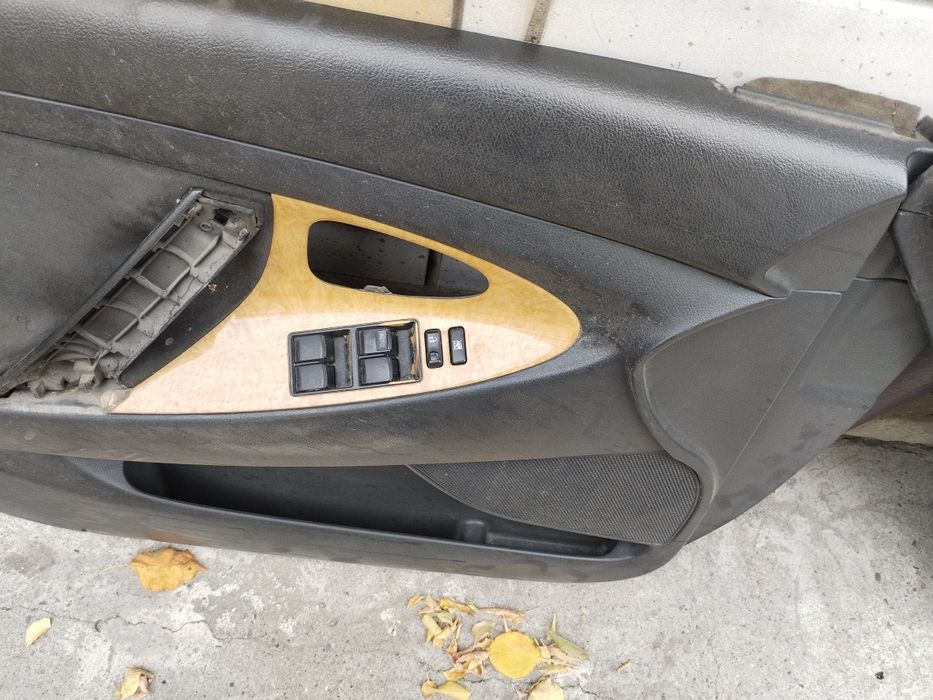 Продам дверные карты toyota 40