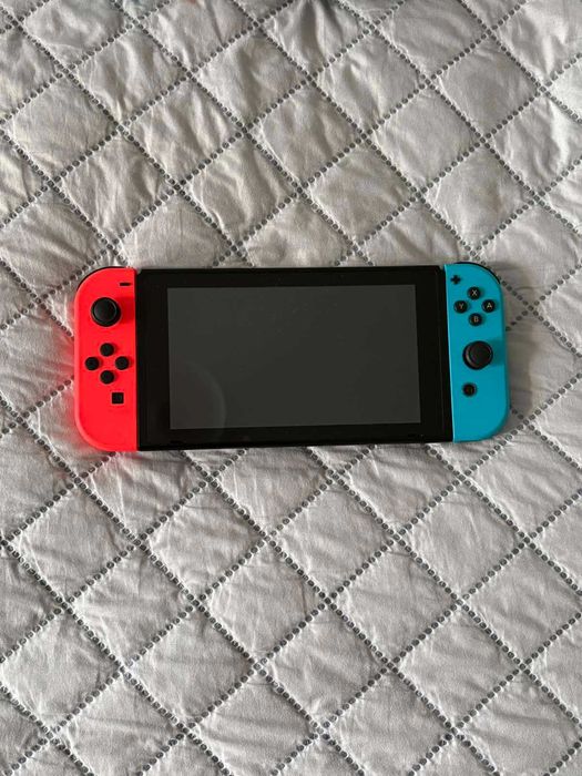 Nintendo Switch + допълнителени контролери + 4 игри + аксесоари